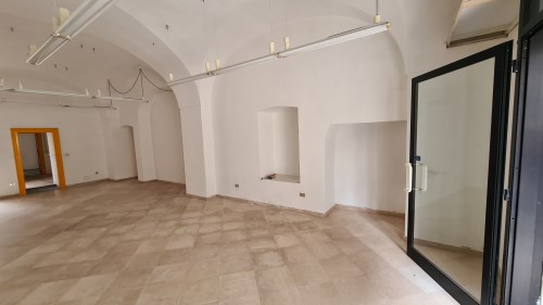Centralissimo Locale Commerciale con Doppia Esposizione